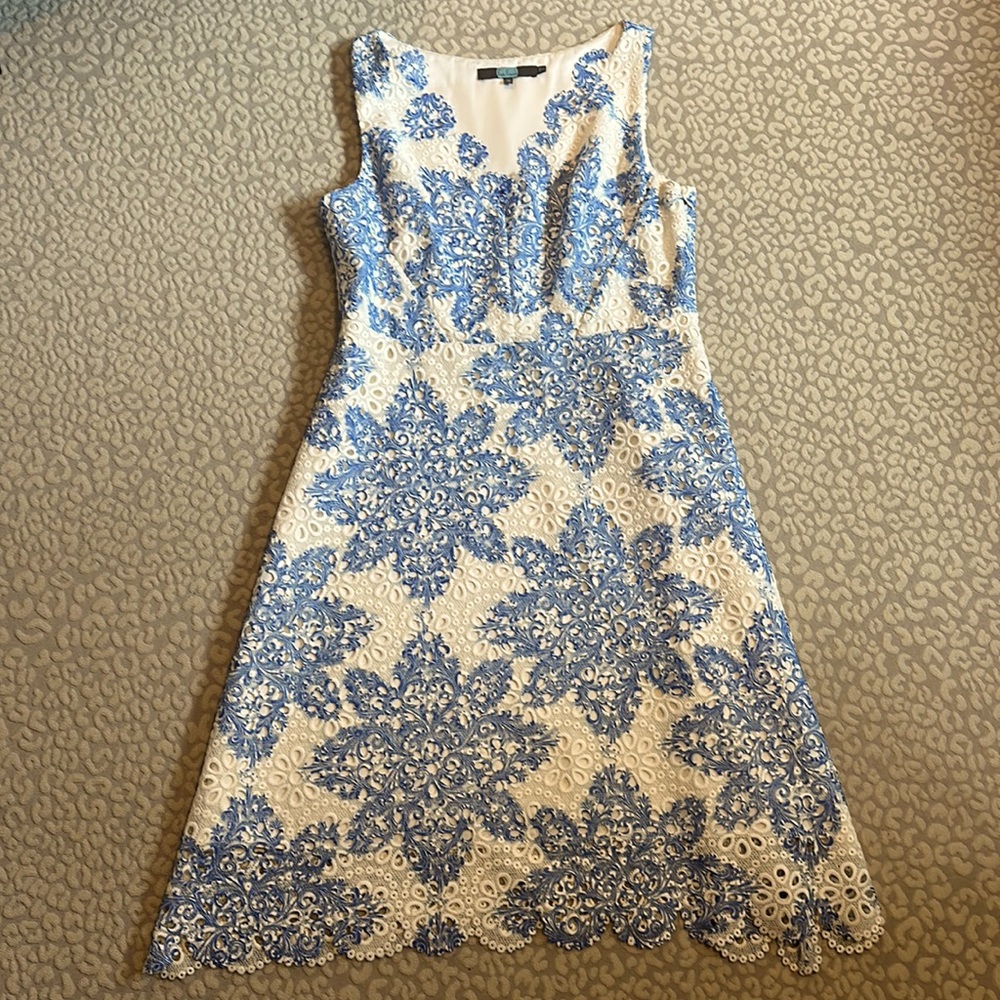Beautiful, white and blue scalloped edges dress fits snugly to a size 14 anthrop